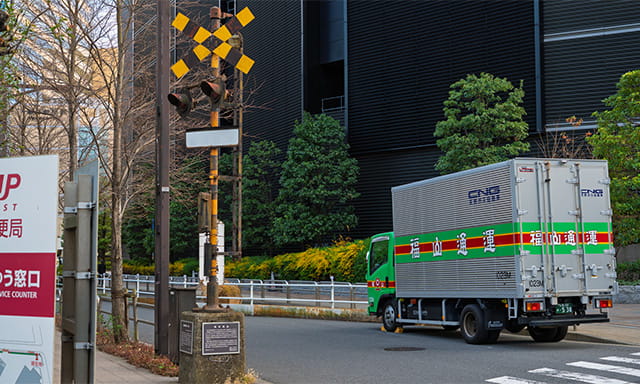 銀座に残る唯一の踏切跡。かつて鉄道で物資を運んでいた鉄路も今はトラックで運ぶ道路に。